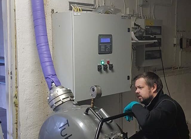 Reline vision applicerar en strumpa för att genomföra en relining nere i en källare